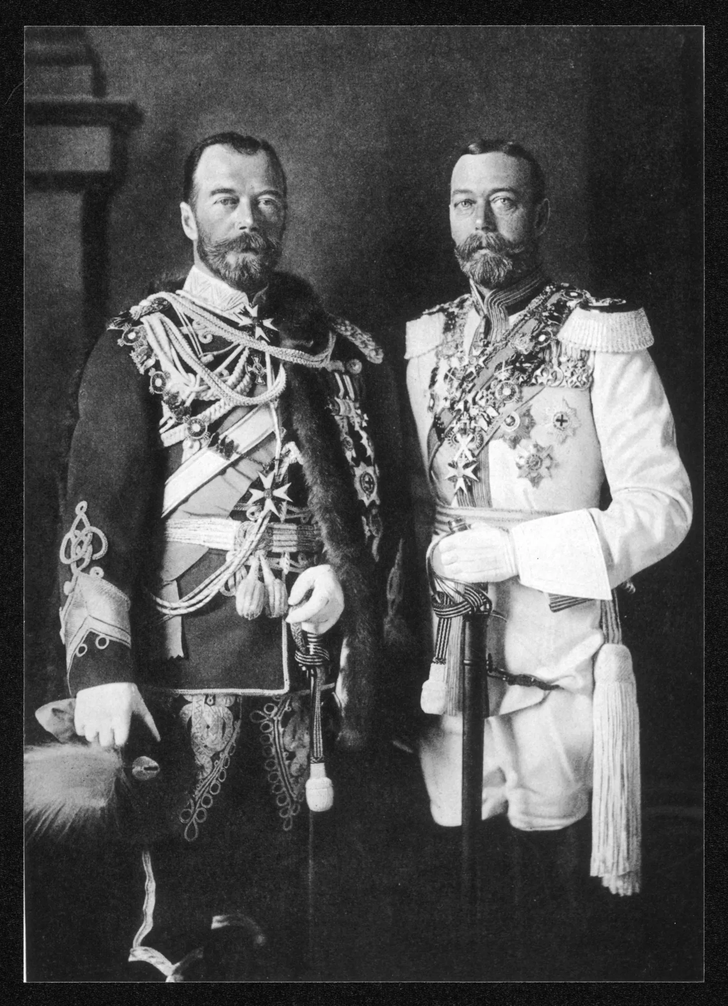 Venemaa tsaar Nikolai II (vasakul) ja Briti impeeriumi kuningas George V olid tädipojad ning kuninganna Victoria järeltulijad. Kuniingas George V andis briti kuningakojale Windsori nime, enne oli see saksapärane Saksi-Coburg-Gotha.