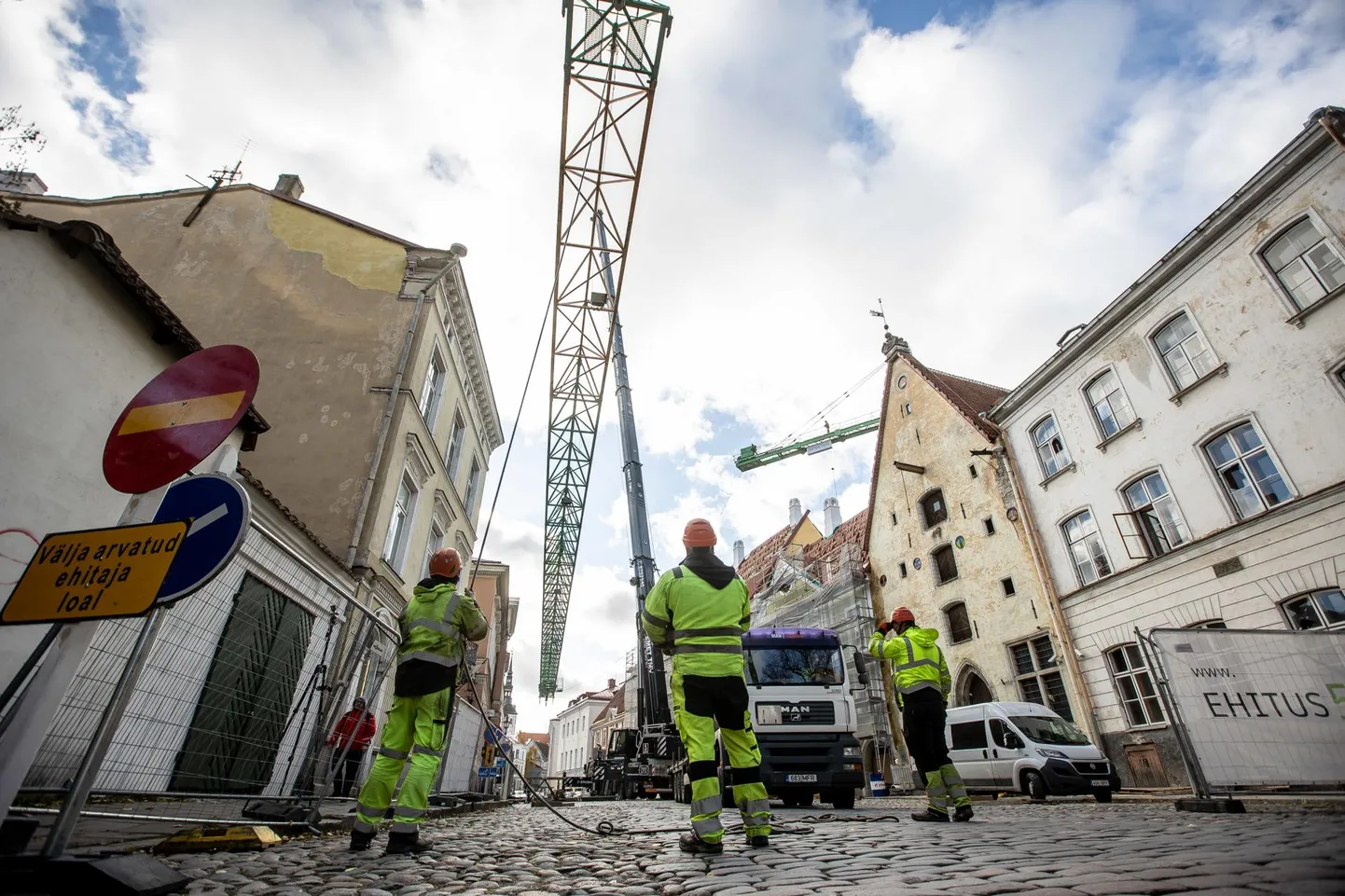 Tornkraana püstitamine Linnateatri hoovi.