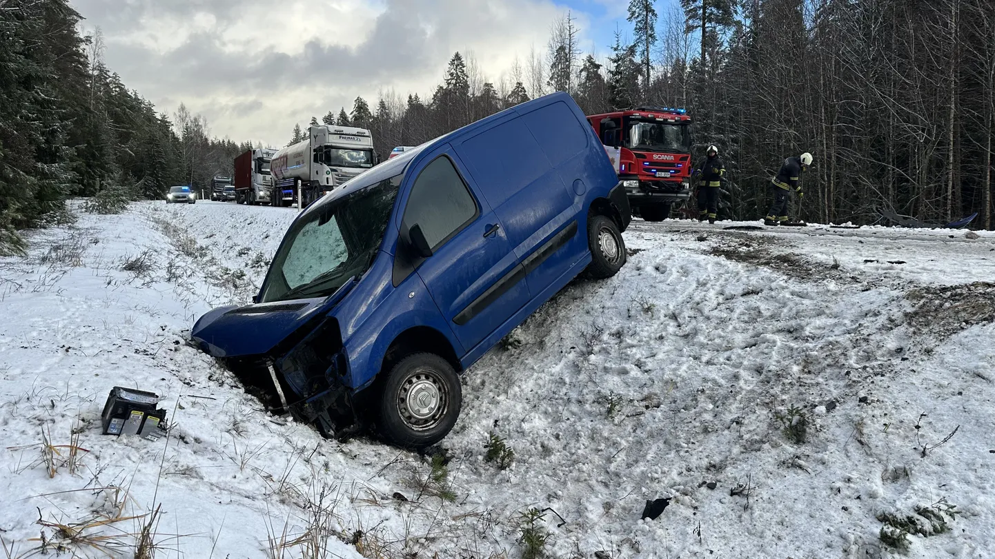 Raske avarii sulges Pärnu-Rakvere maanteel liikluse.