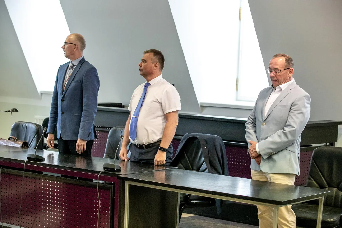 Ago Kalmerile (keskel) mõisteti tingimisi vanglakaristus omastamises.