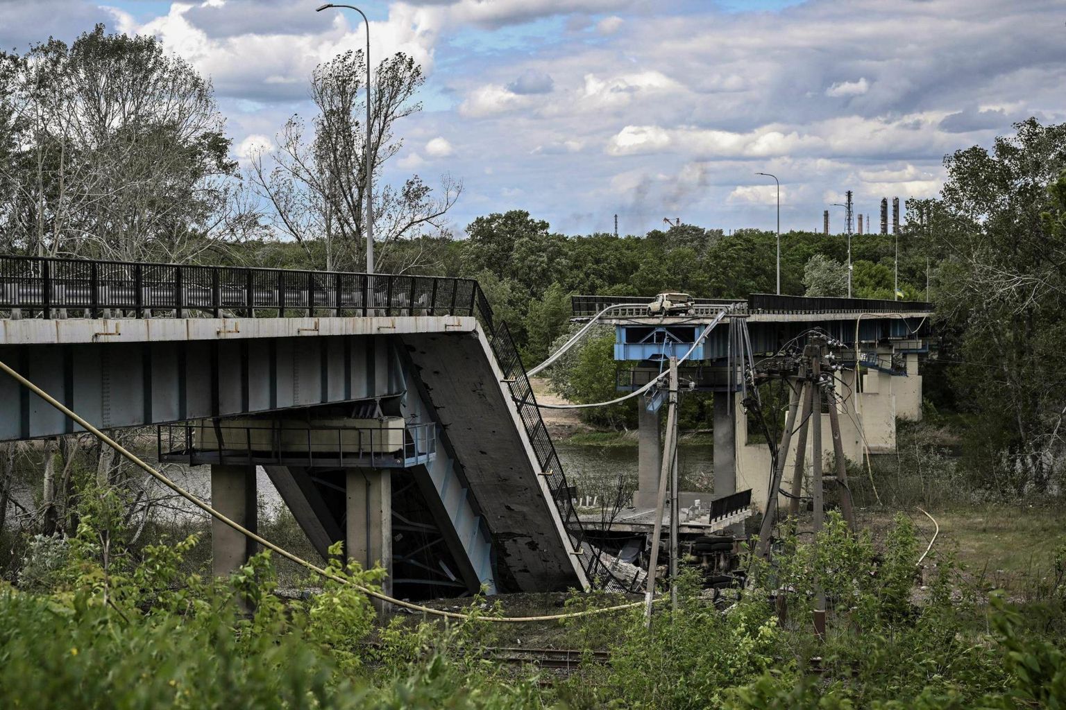 Nädalavahetusel hävitatud sild Sjeverodonteski ja Lõssõtšanski vahel. 