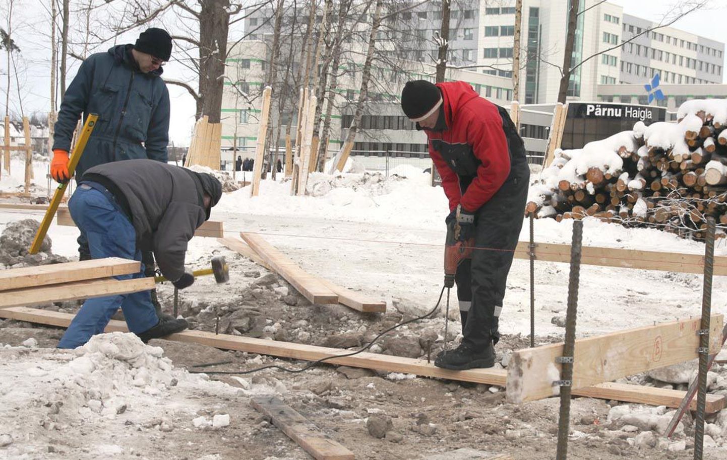 Külma tõttu on peremajade ehitus veidi viibinud, vundamenditöid teevad parajasti alltöövõtja AS Kurmiku mehed.