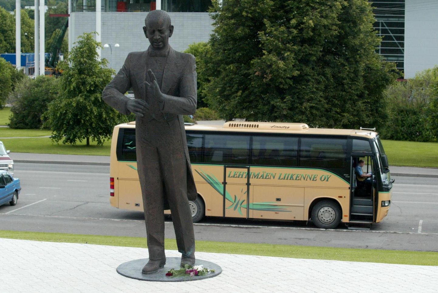 Eduard Tubina monumendi autorid on skulptor Aili Vahtrapuu, arhitekt Veronika Valk ja heliinstallatsiooni looja Louis Dandrel.