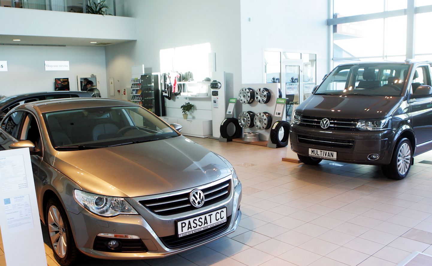 "Volkswagen" automašīnas SIA "Auto Īle un Herbst" auto salonā.