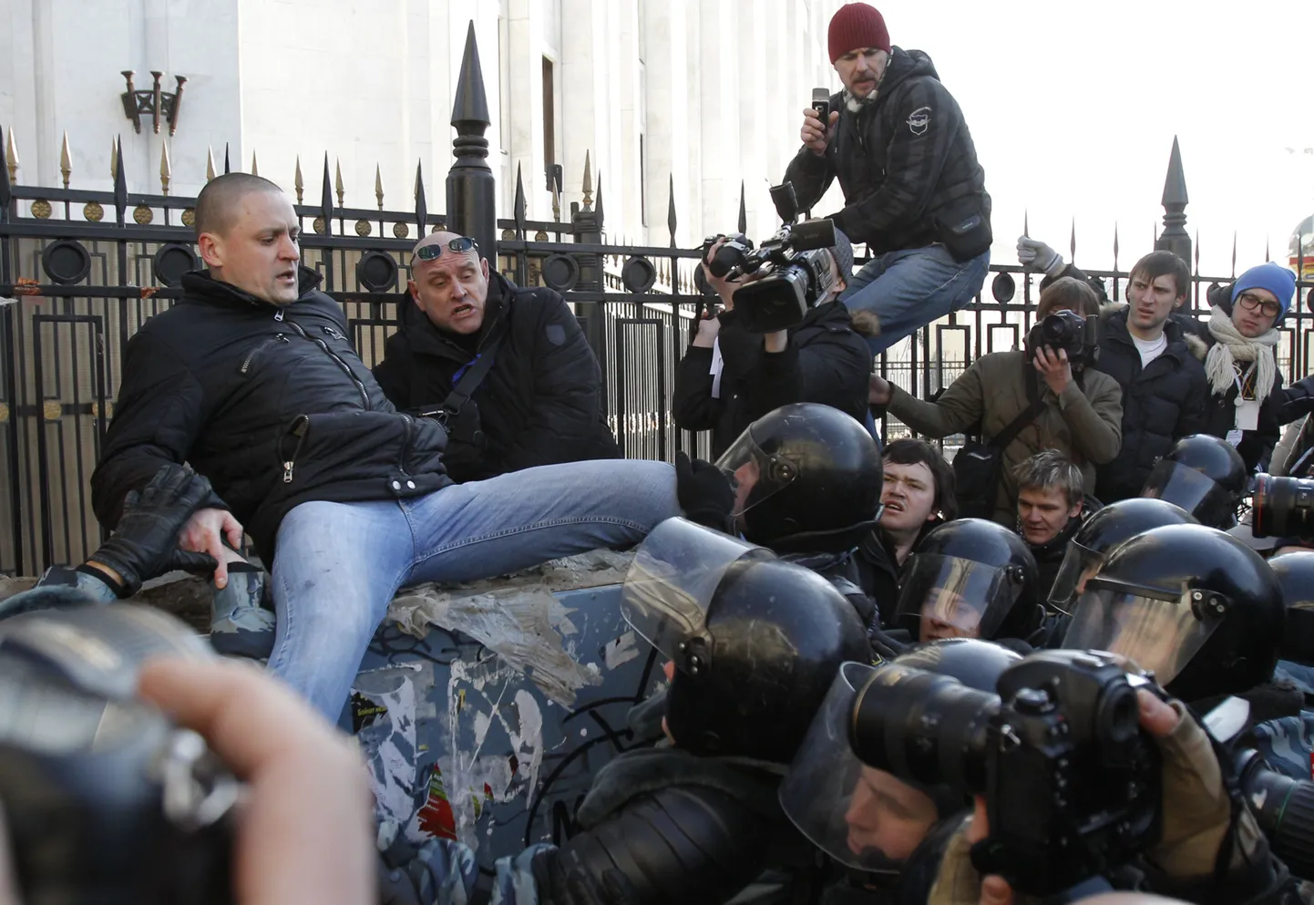 Vene märulipolitseinikud püüavad kinni võrra opositsiooni ühte liidrit Sergei Udaltsovi.