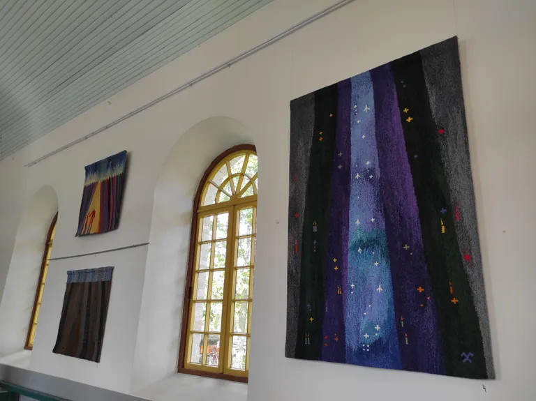 Anu Raud avas Vainupea kirikus näituse "Teeliste vaibad".