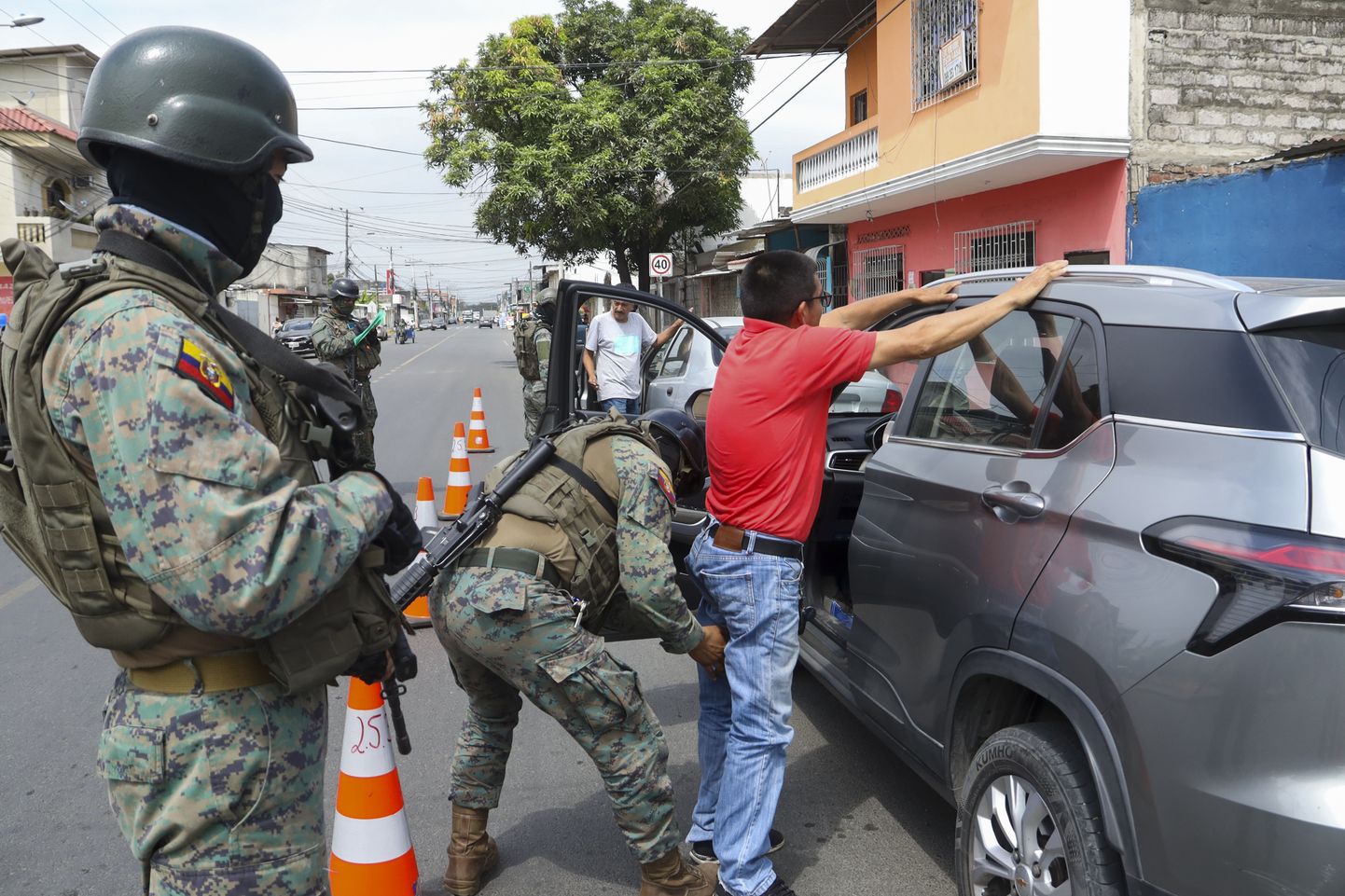 Ecuadori sõdurid kontrollpunktis sõidukeid kontrollimas.