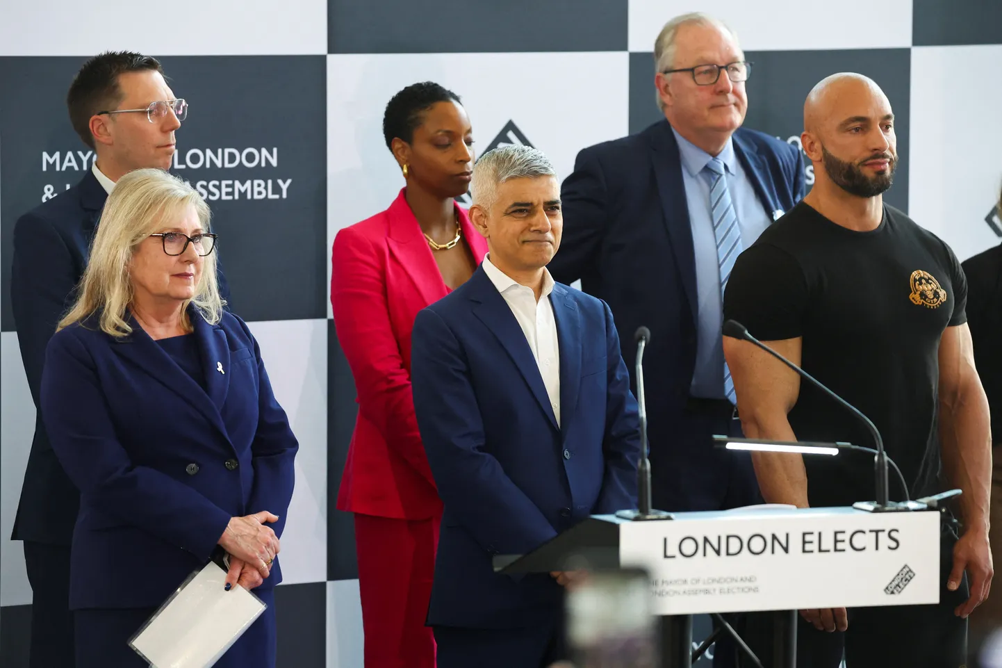 Londoni valimised võitnud Sadiq Khan koos liberaaldemokraatide kandidaadi Rob Blackie, sõltumatute kandidaadi Natalie Campbelli, tooride kandidaadi Susan Halli, Reform ÜK kandidaadi Howard Coxi ja sõltumatu kandidaadi Andreas Christoffi Michliga 4. mail 2024. aastal.