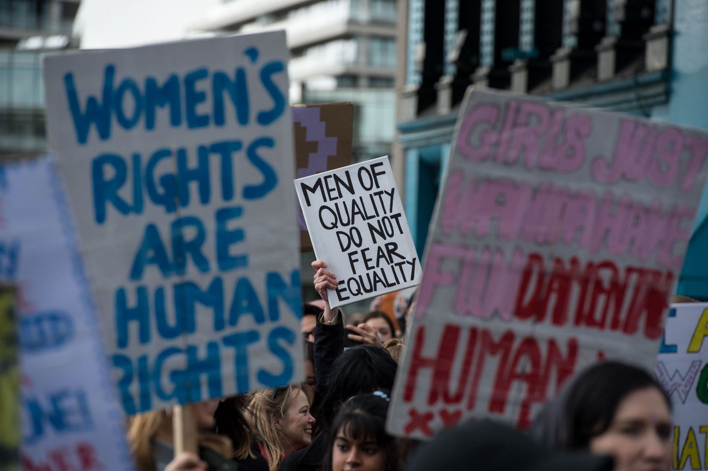 Inimesed Londonis soolise võrdõiguslikkuse kaitseks toimunud meeleavaldusel.