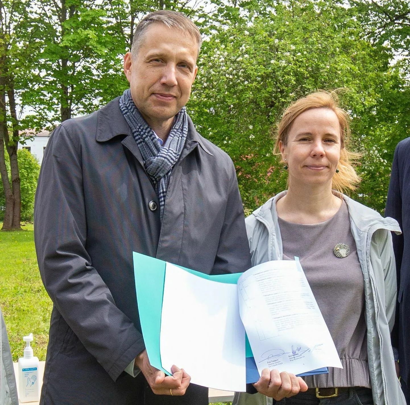Fotomeenutus 2021. aasta maist, mil sõlmiti Viljandi haigla uue hoone ehitusleping. Fotol paremal ka toona nõukogusse kuulunud Siiri Tõniste ning vasakul haigla juhatuse esimees Priit Tampere.