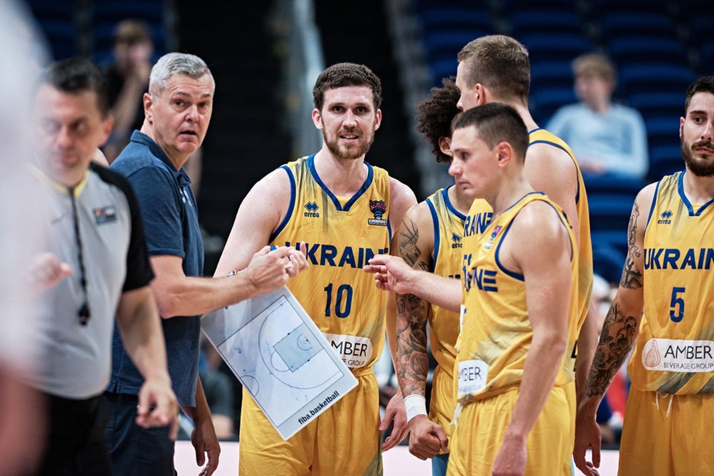Treneris Ainars Bagatskis ar Ukrainas basketbolistiem