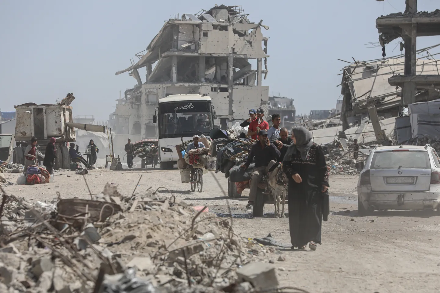 Inimesed põgenemas Jabalia linnast Gaza sektori põhjaosas. 16. mai 2025.