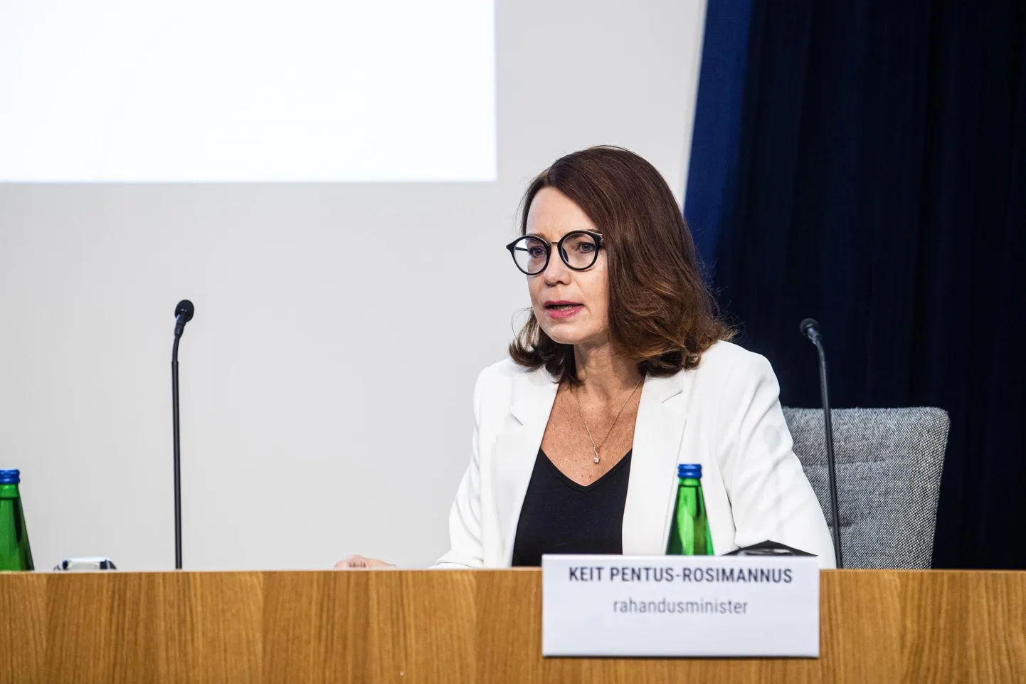 Kuigi ettevõtjate surve on tuntav, ei kiirustanud rahandusminister Keit Pentus-Rosimannus eile majandusprognoosi esitlusel kinnitama, et aktsiiside tõstmine lükkub edasi.