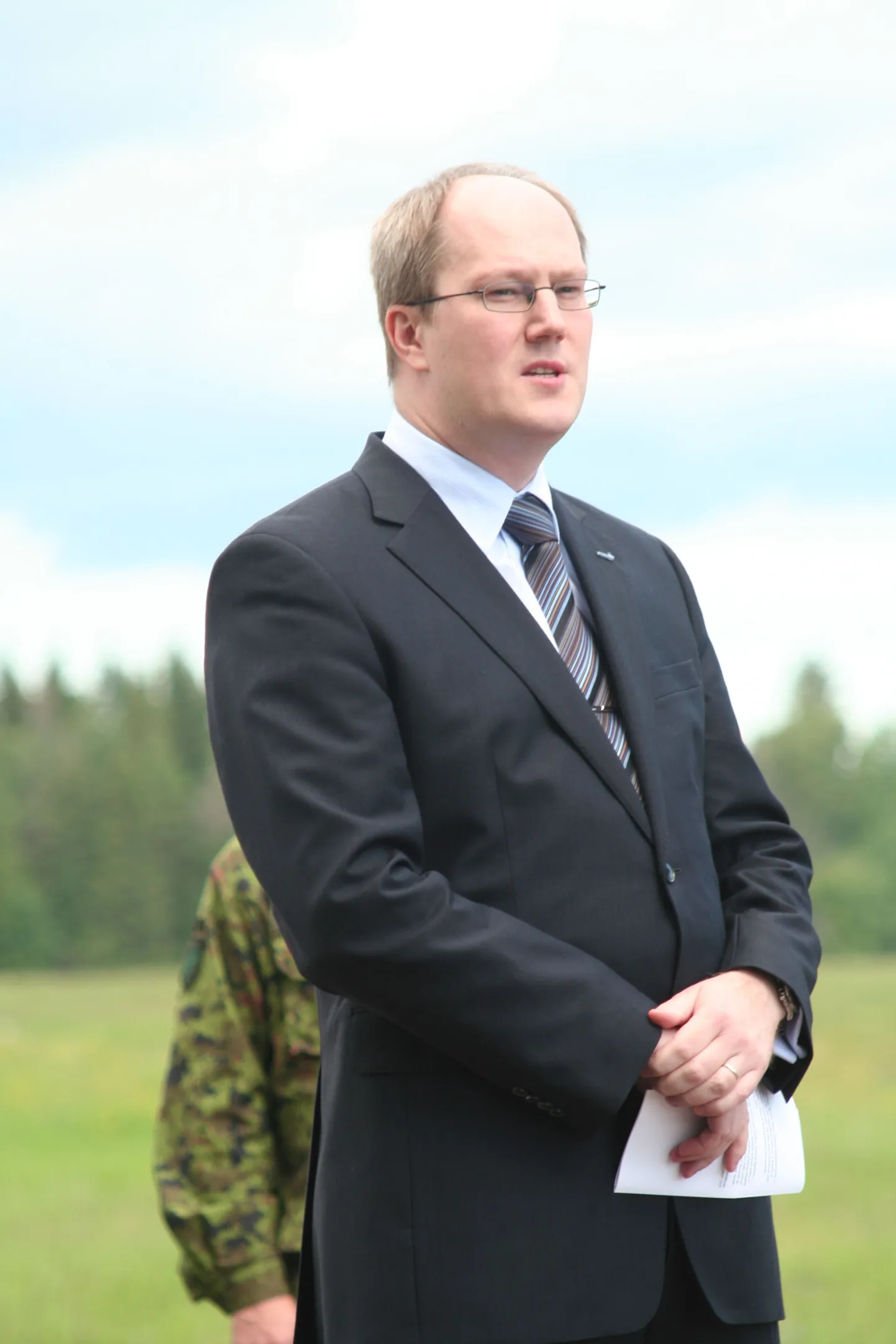 Riigisekretär Heiki Loot kõnelemas Otto Strandmani mälestuskivi avamisel.
