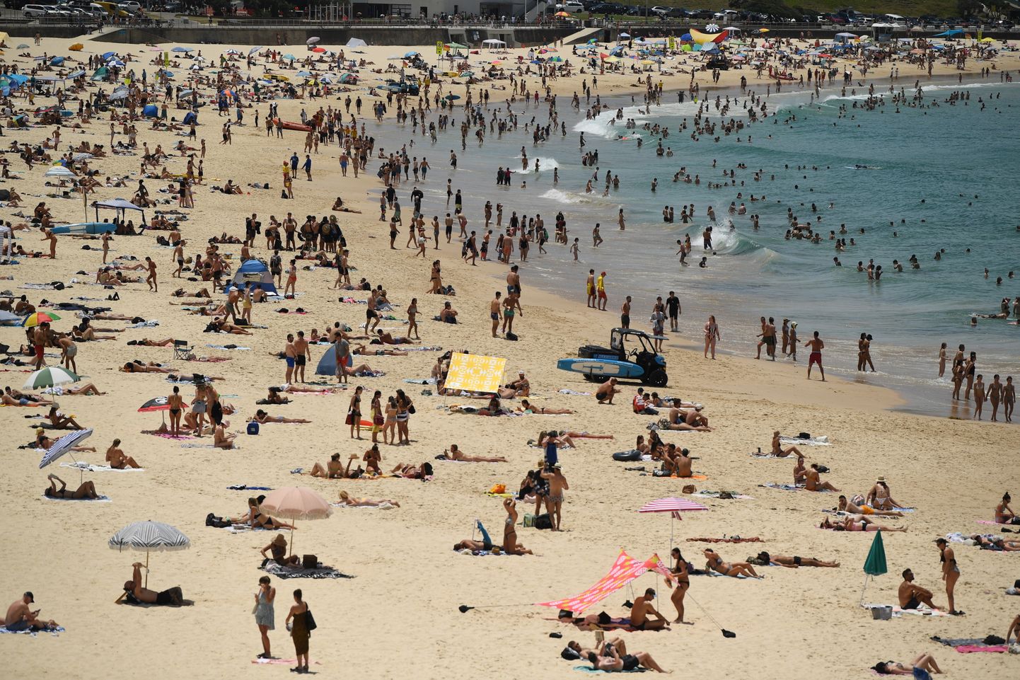 Inimesed kuumalaine ajal Sydney Bondi Beachil.