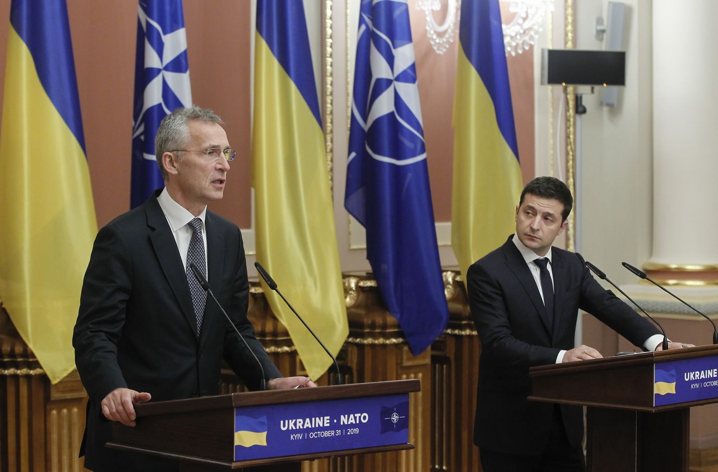 NATO ģenerālsekretārs Jenss Stoltenbergs un Ukrainas prezidents Volodimirs Zelenskis.