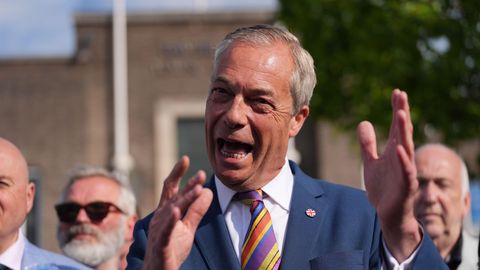 ÜLEVAADE ⟩ Farage tõrjub miljonikingitusega seotud küsimusi väidetega Vene häkkimisrünnakust