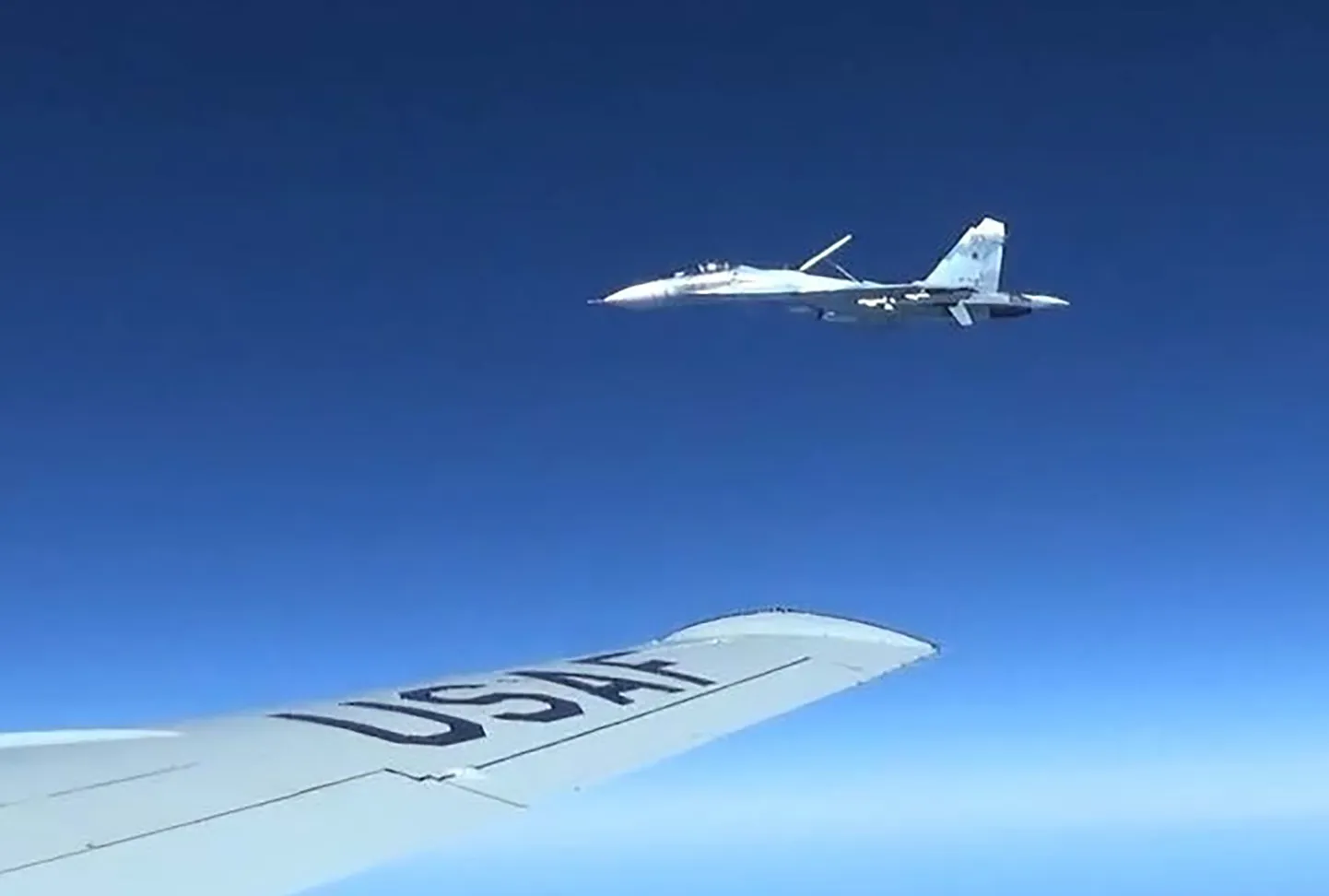 USA Euroopa väejuhatuse (EUCOM) avaldatud pildil on näha Venemaa SU-27 hävitajat, mida on pildistatud USA õhujõudude luurelennuki lähistel Läänemere kohal 2017. aastal.