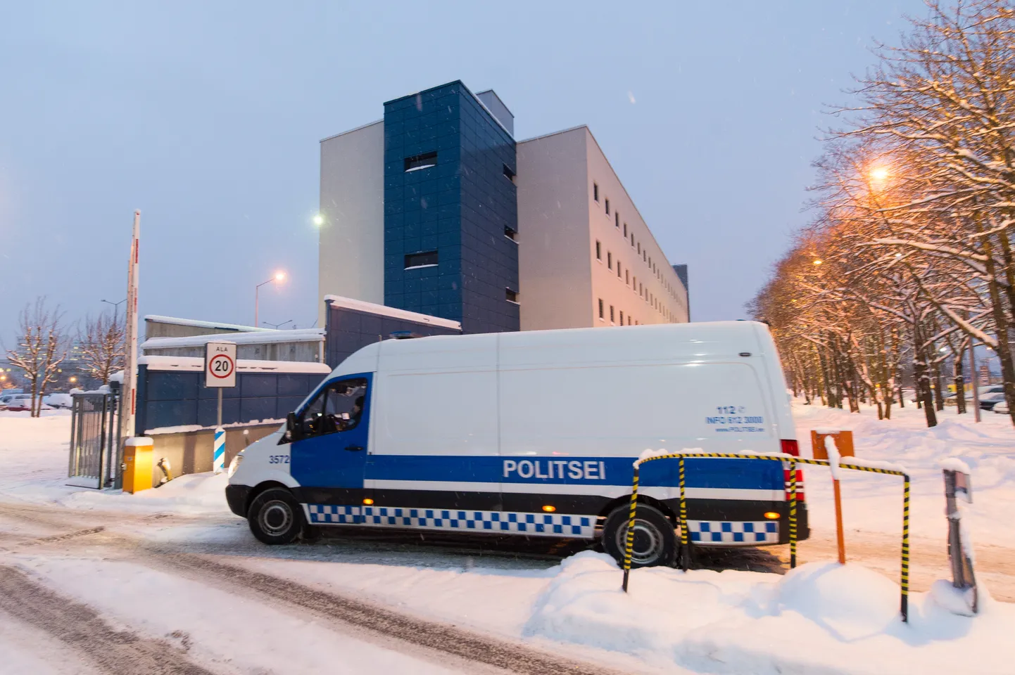 Politsei pidas tapmises kahtlustatavatena kinni ühe naise ja kaks meest ja toimetas nad arestimajja.