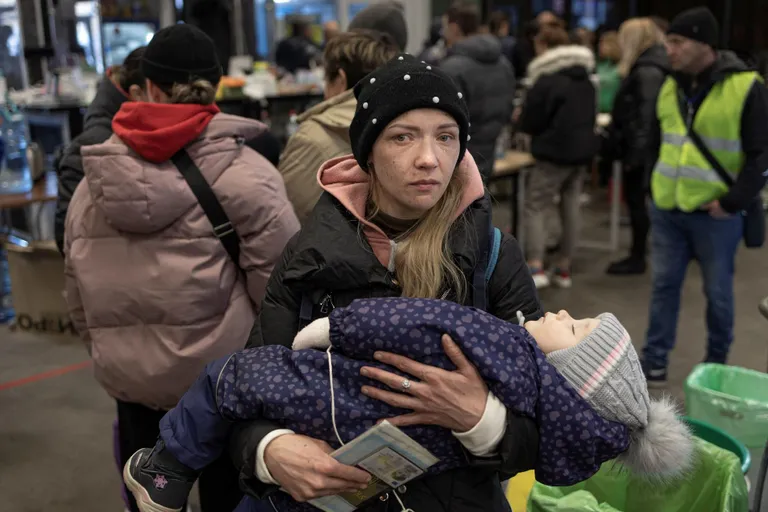 Nädalate kaupa ränka Vene vägede pommitamist kannatanud Mariupolist väikelapsega pagenud naine pärast Zaporižžjasse jõudmist.