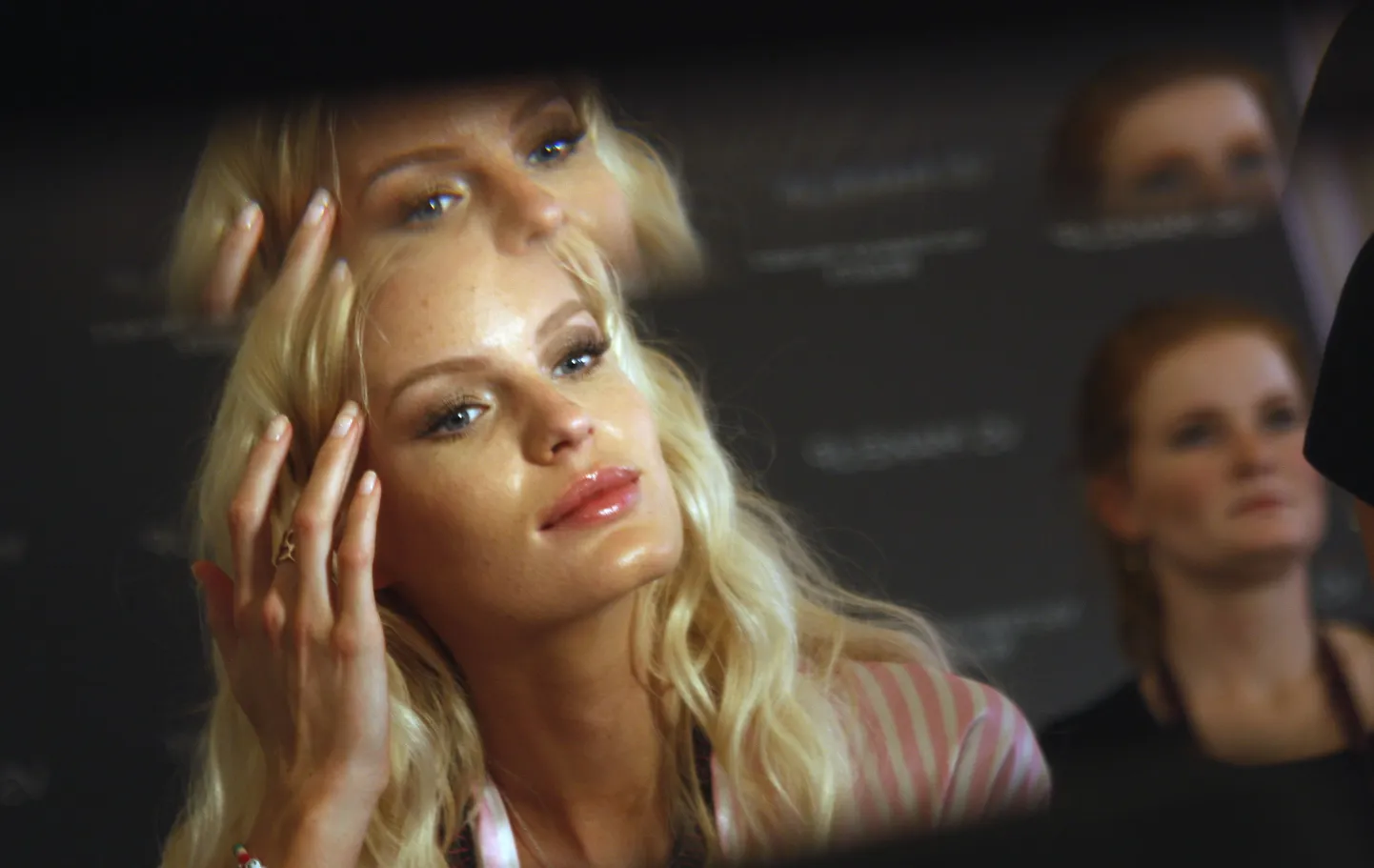 Modell Caroline Winberg end peeglist vaatamas.