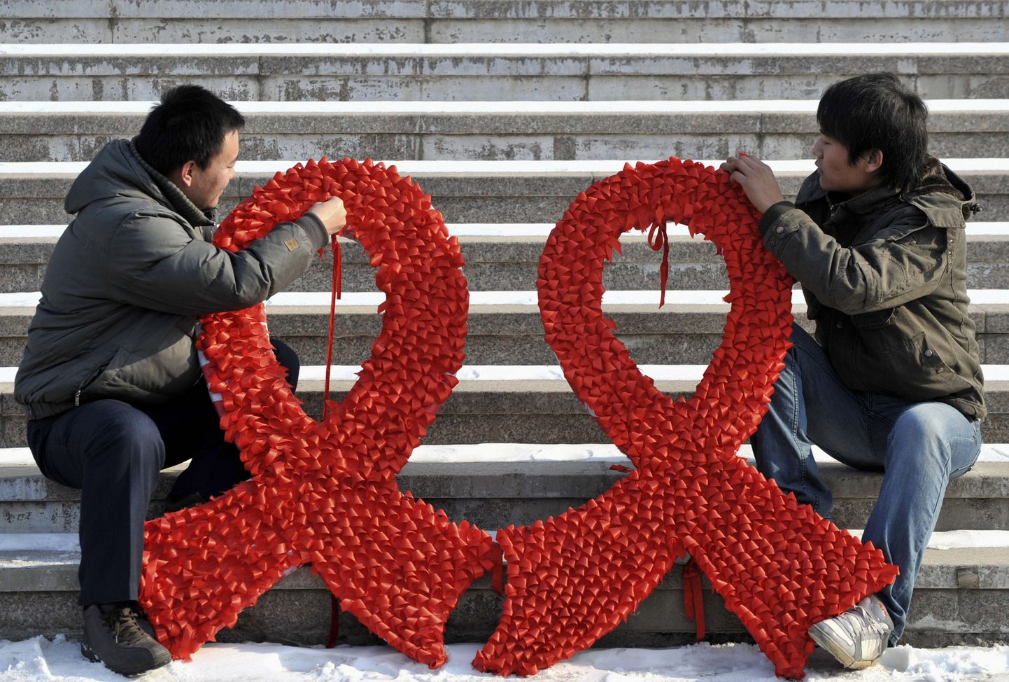 Hiina tudengid valmistuvad maailma AIDSipäeva meeleavalduseks.