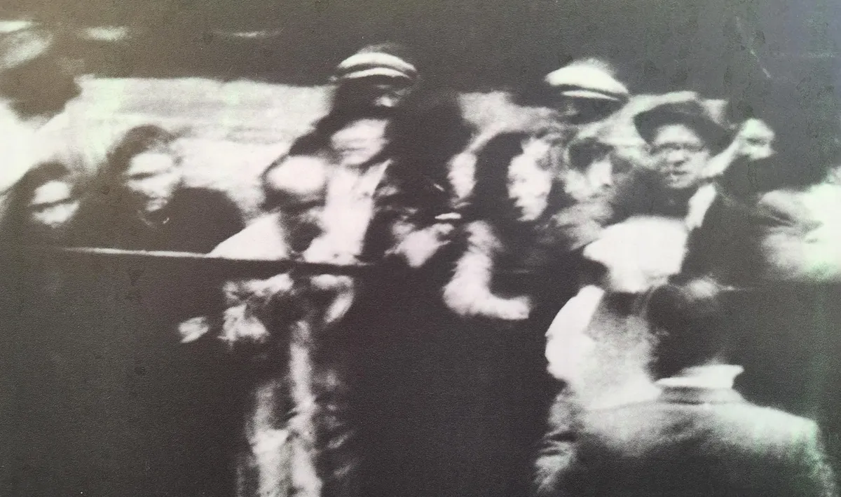 Jaapani konsuli värava taga viisajärjekorras juudi sõjapõgenikud 1940. aasta suvel.