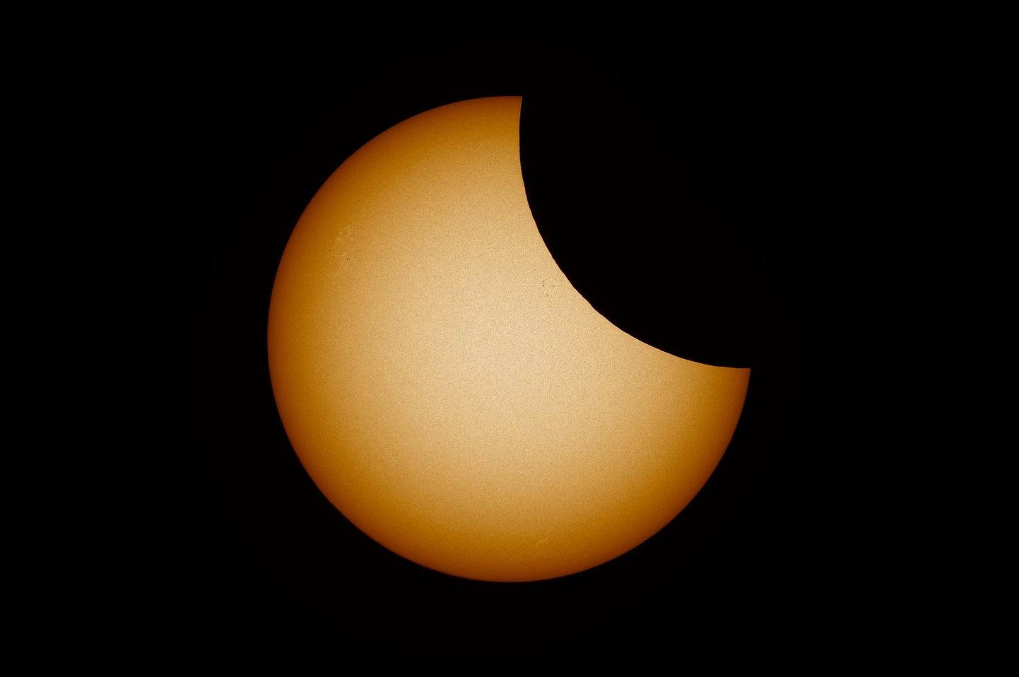 Eelmise aasta 10. juunil toimunud osaline päikesevarjutus läbi teleskoobi Tõrvas. Päikese pinnal on näha mõningaid väiksemaid plekke ja Kuu ebatasast siluetti.