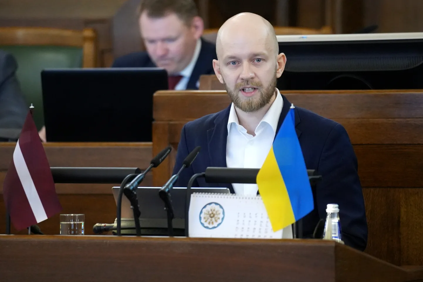Partijas "Progresīvie" līdzvadītājs, Saeimas deputāts Andris Šuvajevs uzrunā klātesošos no tribīnes Saeimas pavasara sesijas noslēguma sēdē.