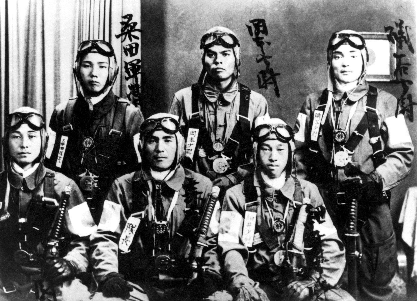 Grupifoto kamikaze'dest enne enesetapumissiooni, 1945.