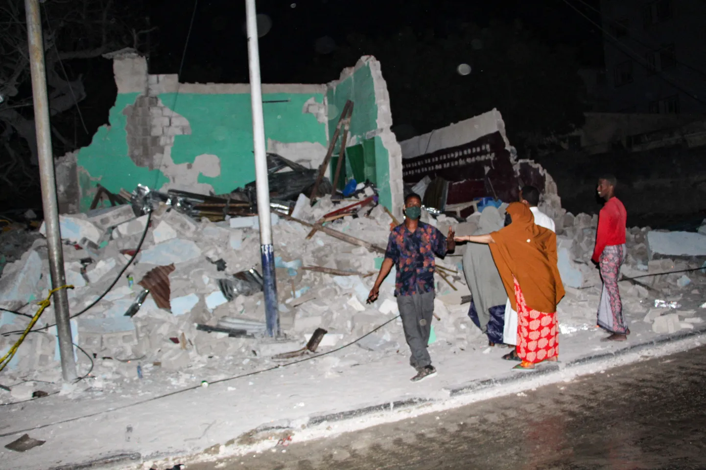 Iedzīvotāji pie "Al-Shabaab" grupējuma iznīcinātas mājas Somālijā