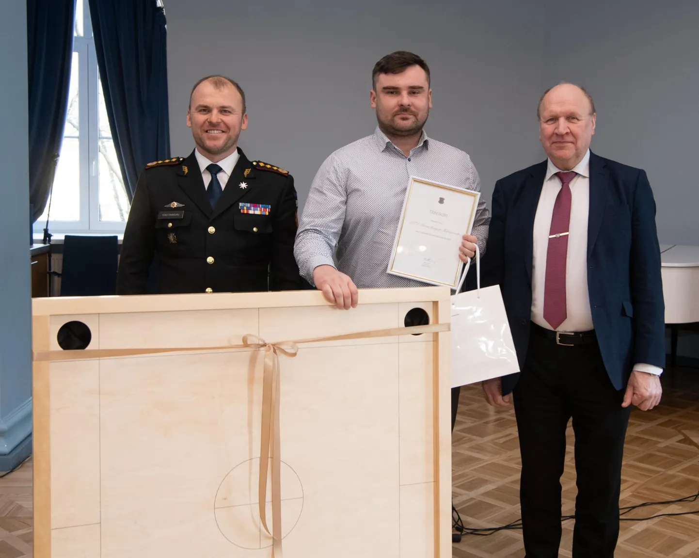 Parima vabatahtliku päästekomando tiitlit tuli Kuno Tammearult ja Mart Helmelt vastu võtma Pärnu-Jaagupi tuletõrjeseltsi juhatuse esimees Mikk Mölder.