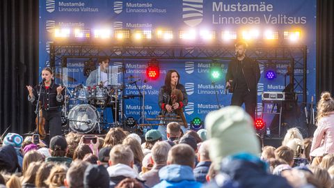 GALERII ⟩ SADU bänd tegi Mustamäe kevadlaadal ostlemise eriti meeleolukaks