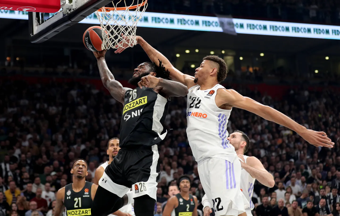 Walter Tavares (valges).