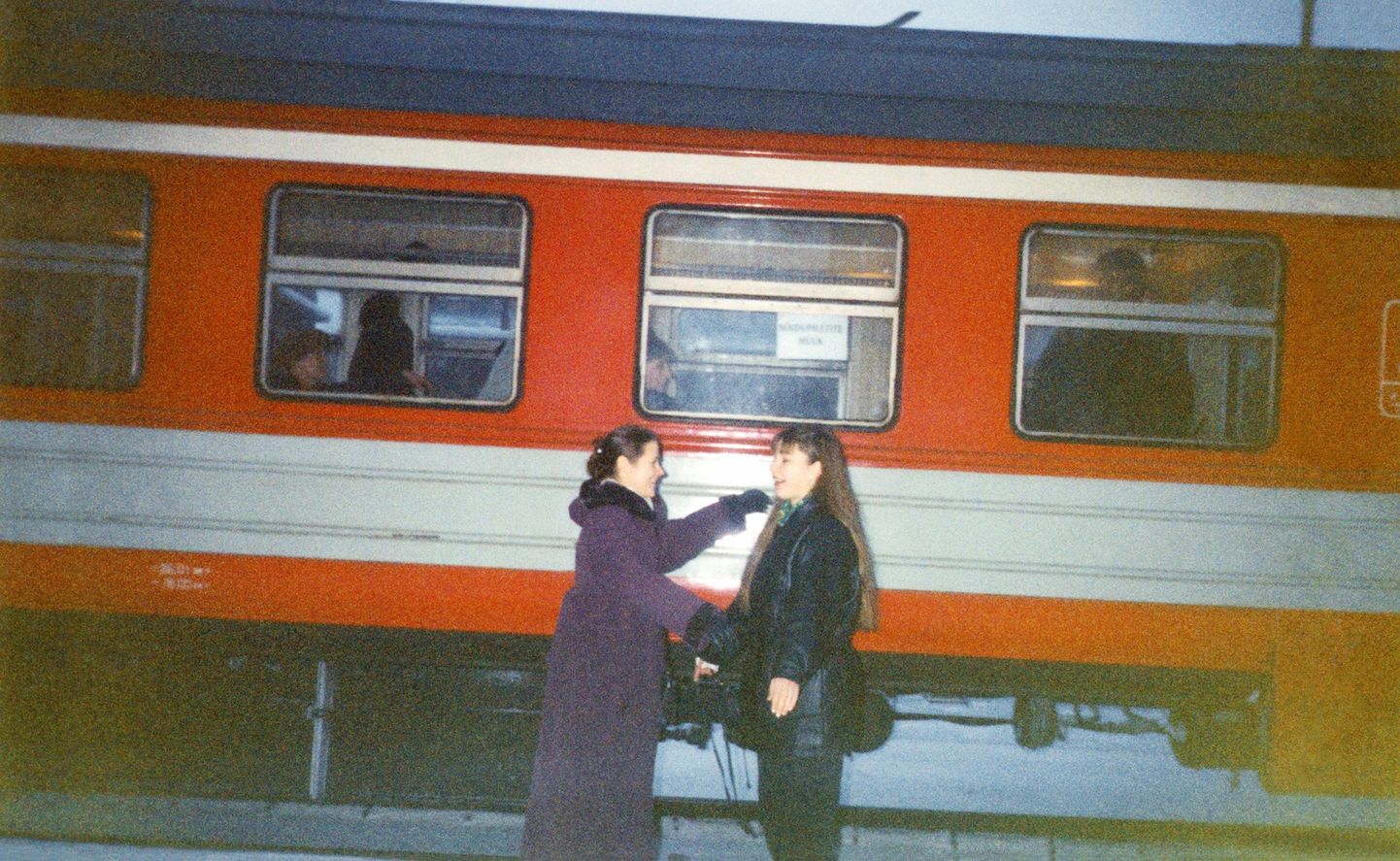 Liina Siib "Linnasümfoonia e-moll": Minek Soome 1997. aastal – Monika Põldkivi teelesaatmine Jõgeva rongijaamast