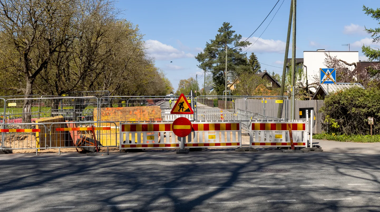 Osa Kruusamäe tänavast suleti liiklusele juba aprilli lõpus ning lõik jääb suletuks vähemalt 24. mai õhtuni.