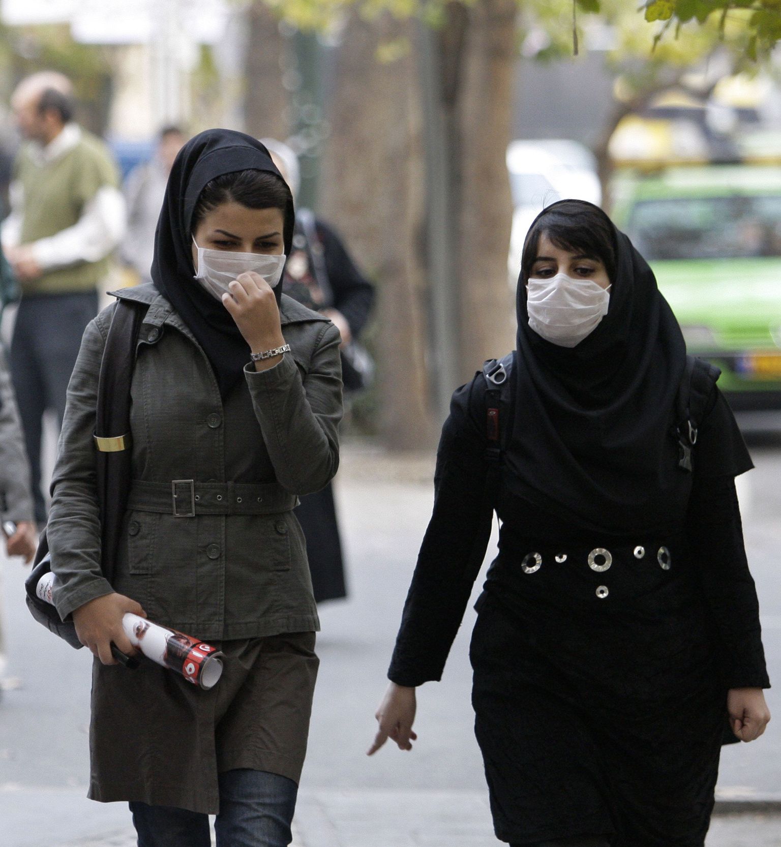 Iraanlannad õhusaastatuse tõttu maske kandmas