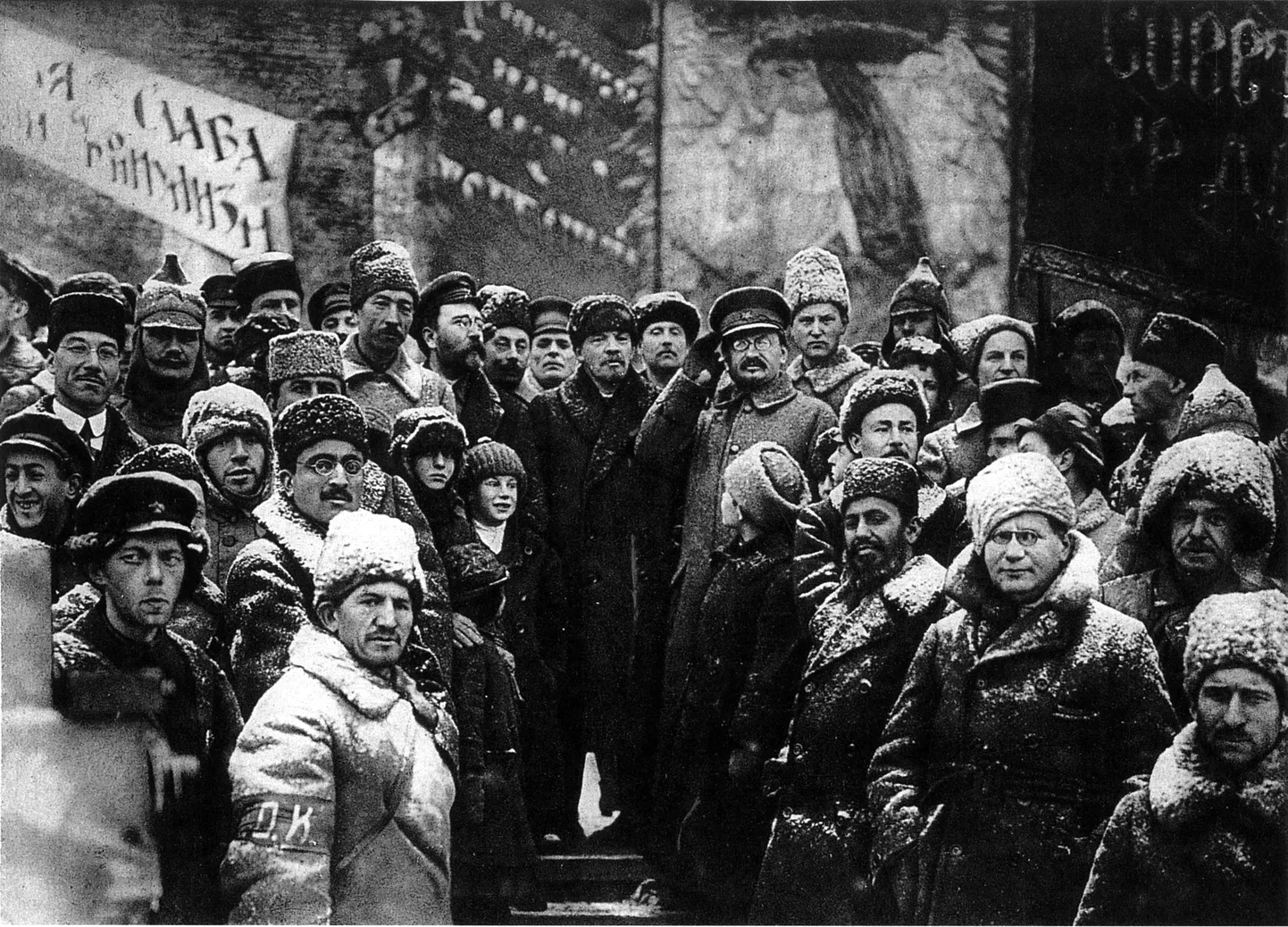 Padomju līderi Maskavas Sarkanajā laukumā atzīmē otro gadadienu kopš 1917. gada Oktobra revolūcijas