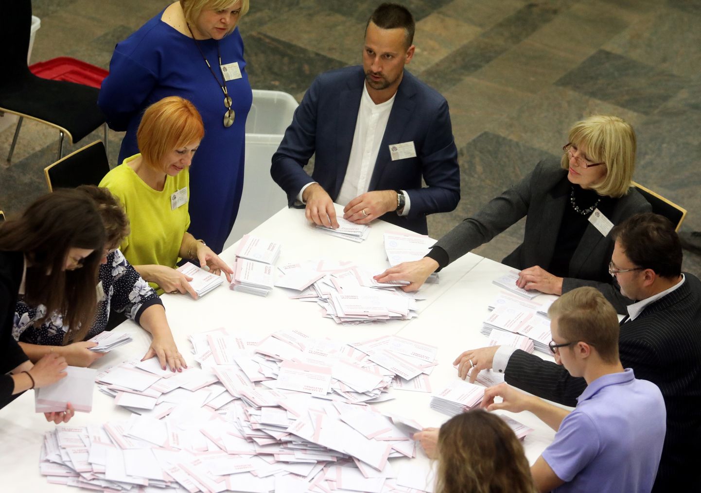 Balsu skaitīšana 13.Saeimas vēlēšanās 142.vēlēšanu iecirknī Rīgas Kongresu namā.
