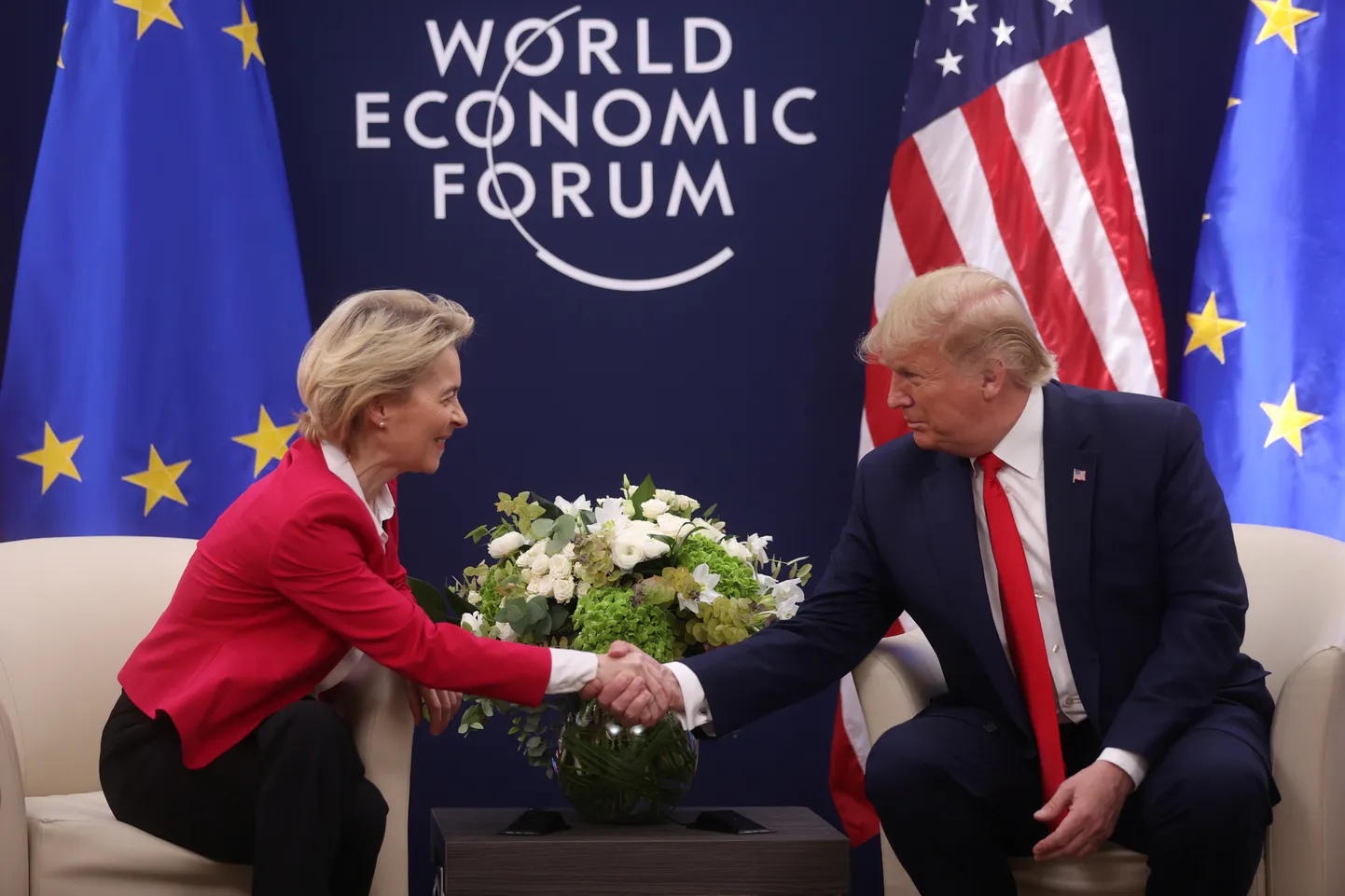Euroopa Komisjoni president Ursula von der Leyen ja USA president Donald Trump kätlemas Maailma Majandusfoorumil Davosis. Fotomeenutus aastast 2020.