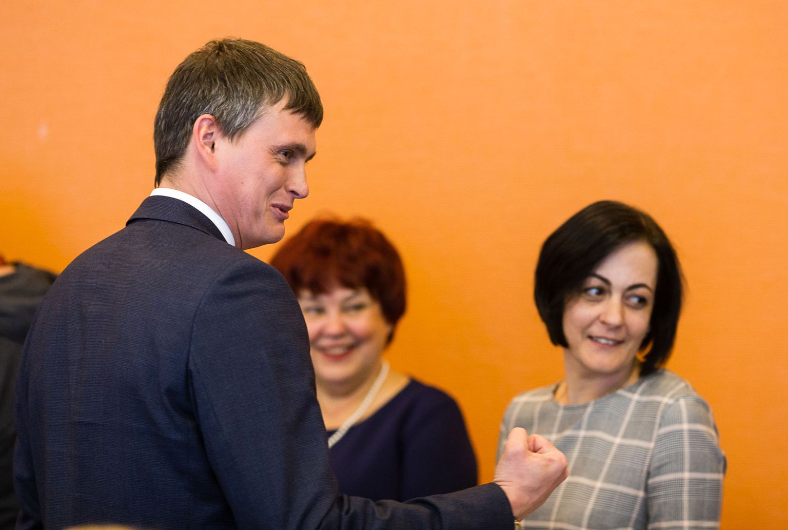 Мэр Нарвы Алексей Евграфов и председатель горсобрания Ирина Янович (справа) получили повышения своих жалований.