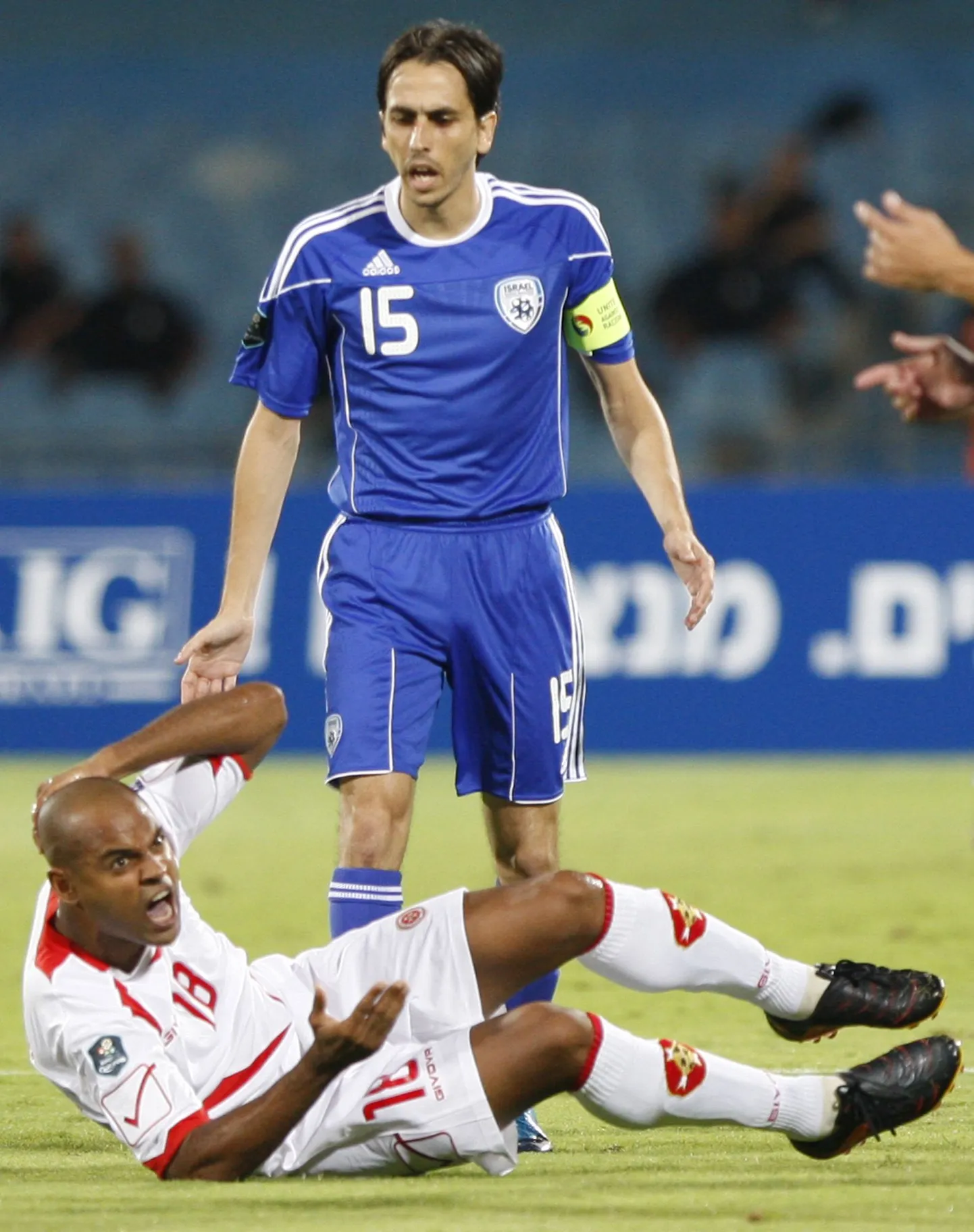 Yossi Benayoun (püsti) ja Malta tabamuse autor Jamie Pace.