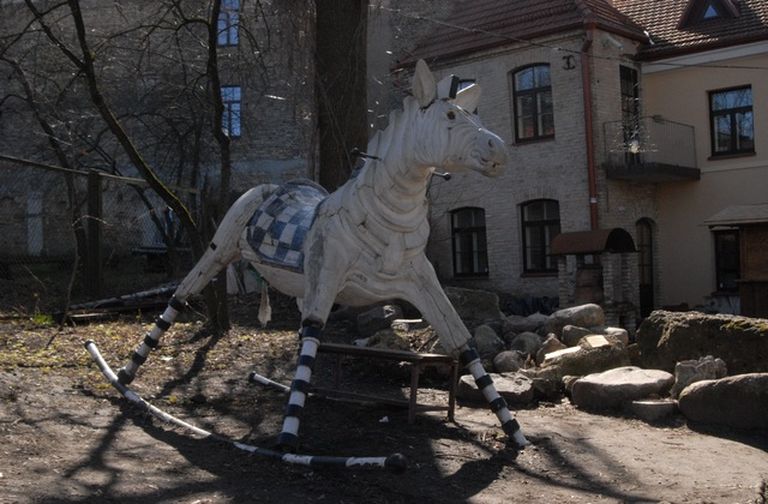 Этот симпатичный зверь оставил в Ужуписе  скульптор из Польши