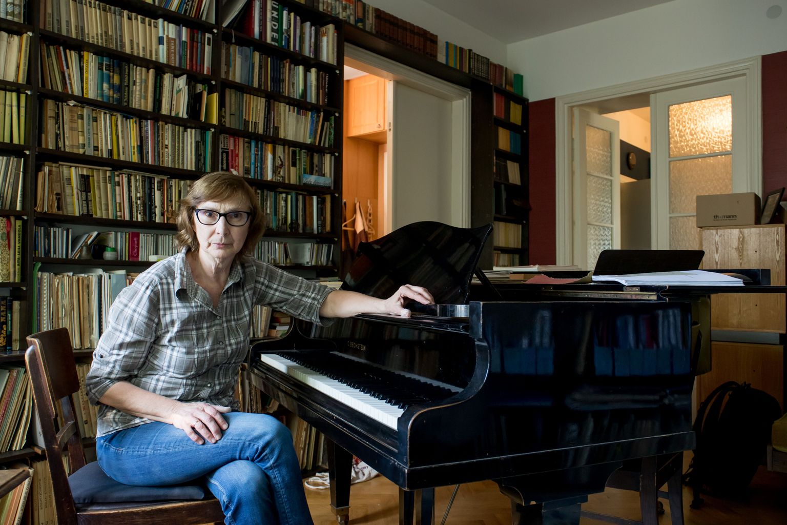 Klaveriõpetajana töötav Kersti Sumera näitab 2000. aastal infarkti tagajärjel surnud abikaasa Lepo töötuba, kus helilooja lahkumisest palju muutunud pole.