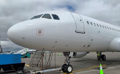 Valge Airbus A320 ootab praegu Suurbritannias Eestisse lennutamist.