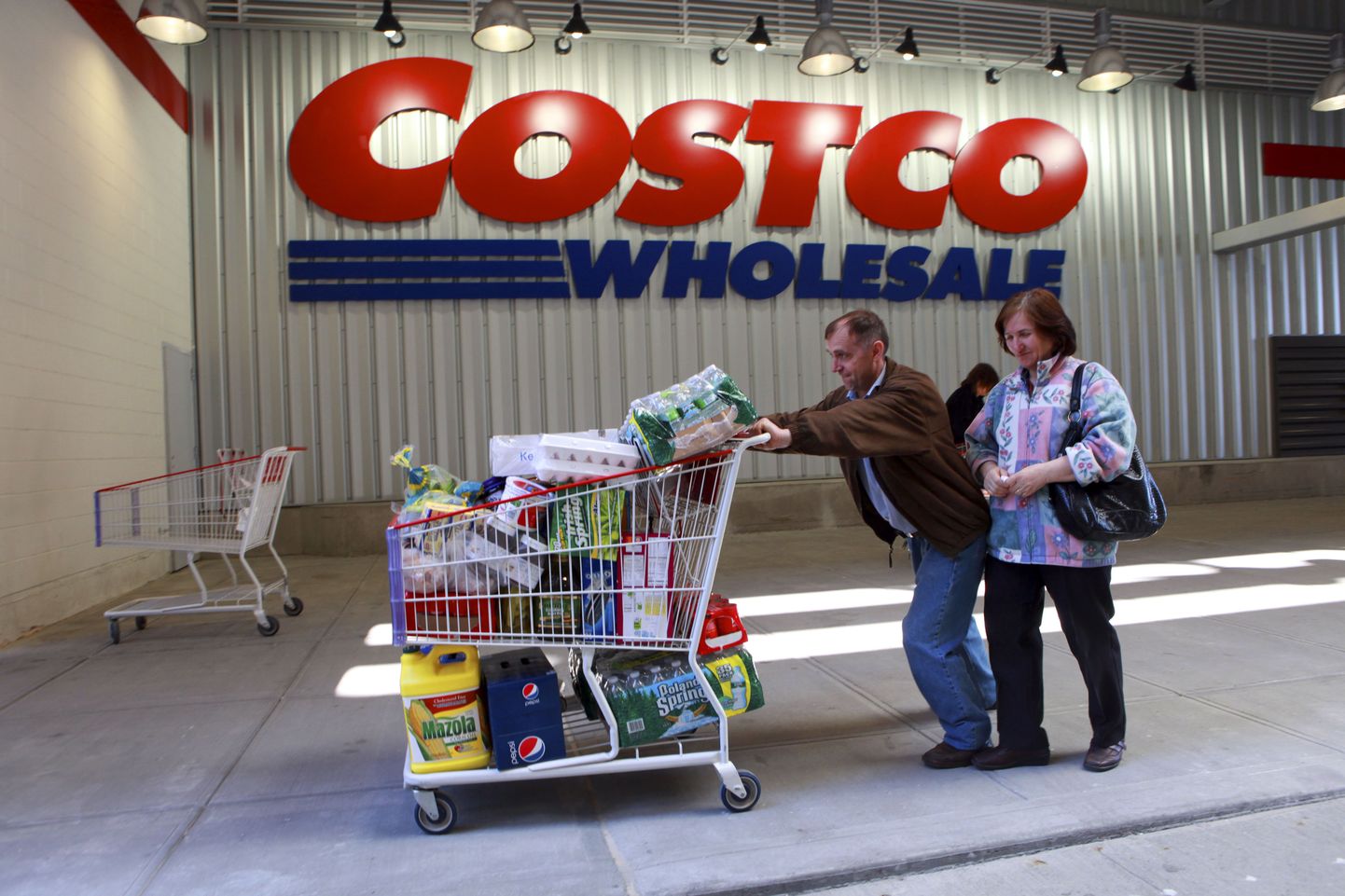 Ostjad aprilli viimasel päeval New Yorgi Costco poest ostudega lahkumas. USA aprilli jaemüüginumbrid ei olnud aprillis küll märtsikuuga samal tasemel, kuid suured kaubandusketid teatasid aastatagusest parematest tulemustest.