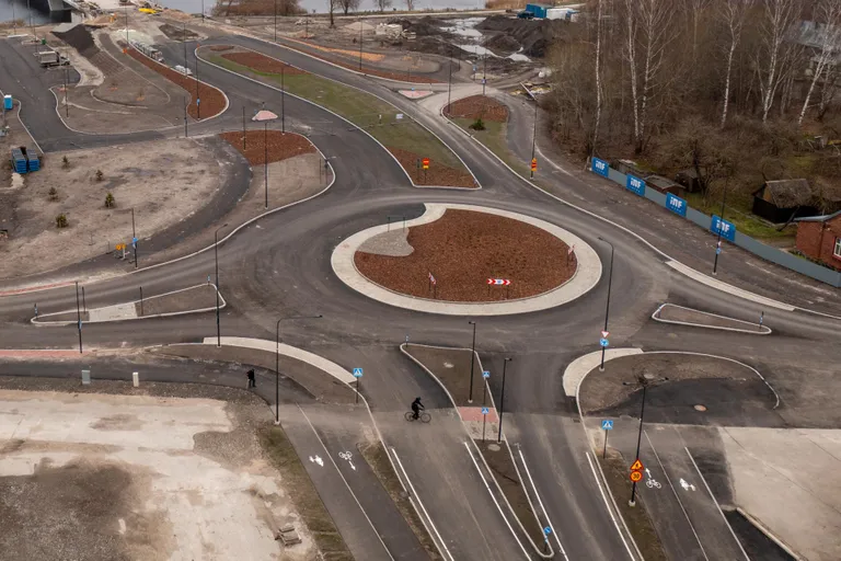 Uute tänavate piirkonnas kehtib kiiruspiirang 40 kilomeetrit tunnis, aga ehitustöö tõttu kohati ka 30 kilomeetrit tunnis.