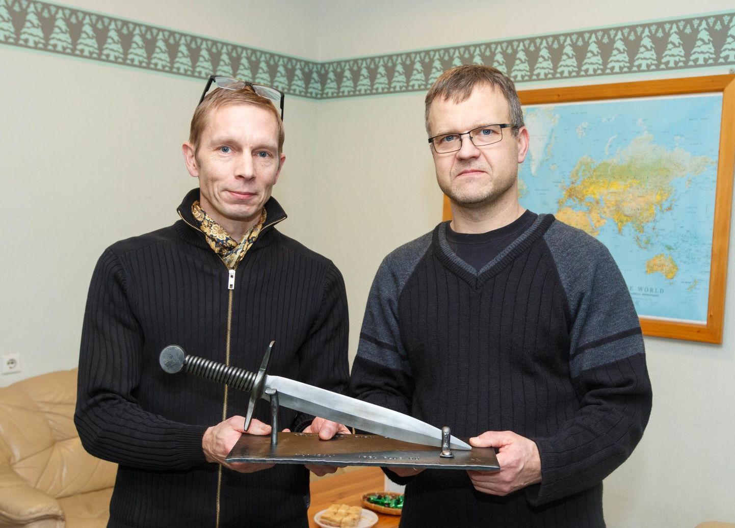 Munasaun võitis Lõuna-Eesti Postimehe aasta toote konkursi. Sauna tootja Arel Plus OÜ juhatuse liikmed Ardi Kaljusaar (vasakul) ja Elgo Üksvärav tunnustuseks saadud auhinnaga.