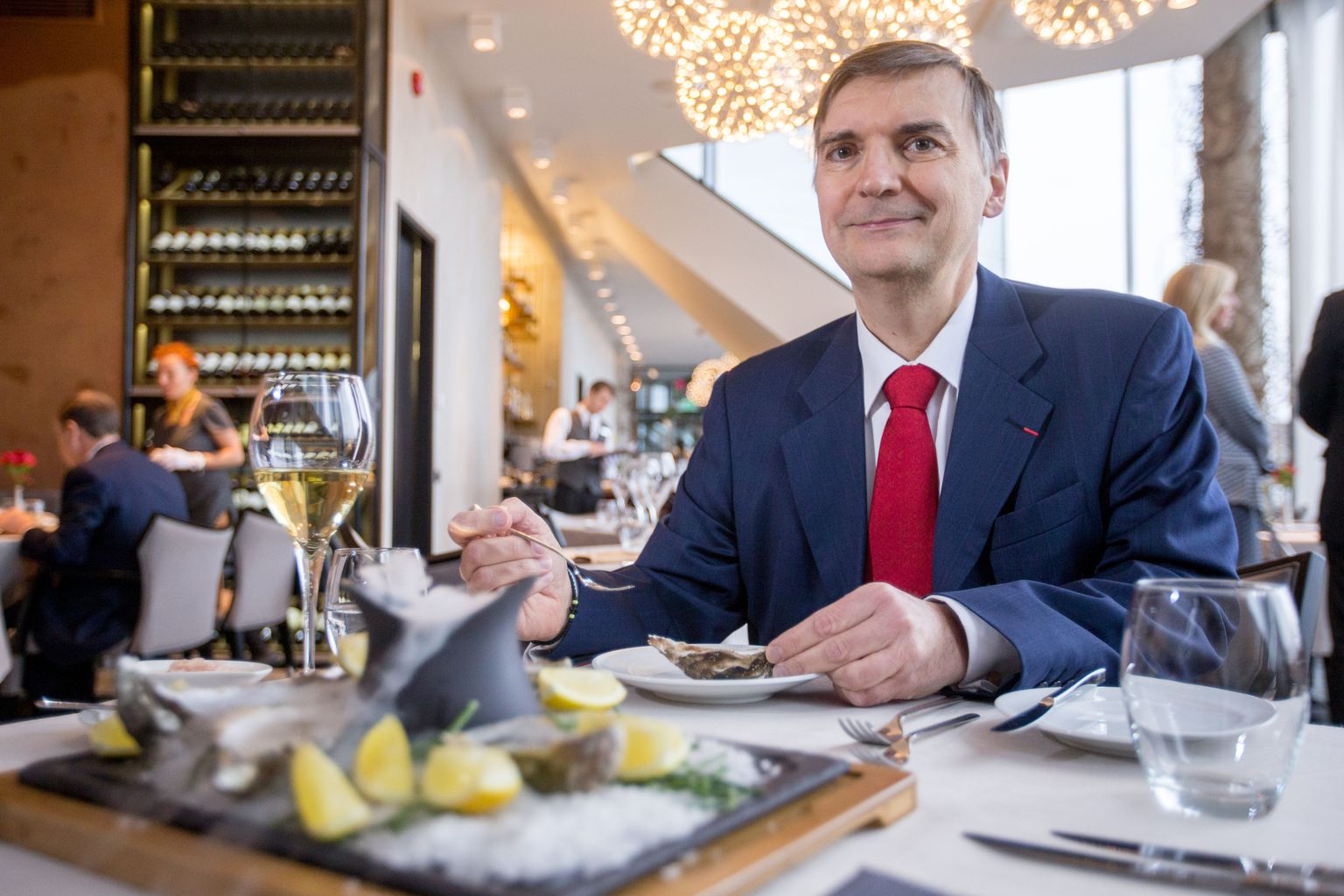 Kutsub prantslaste kööki maitsma: Prantsuse suursaadik Michel Raineri naudib üht oma lemmikut, austreid, restoranis Enzo, mis pakub samuti 19. märtsil prantsuse stiilis kuuekäigulist õhtusööki.