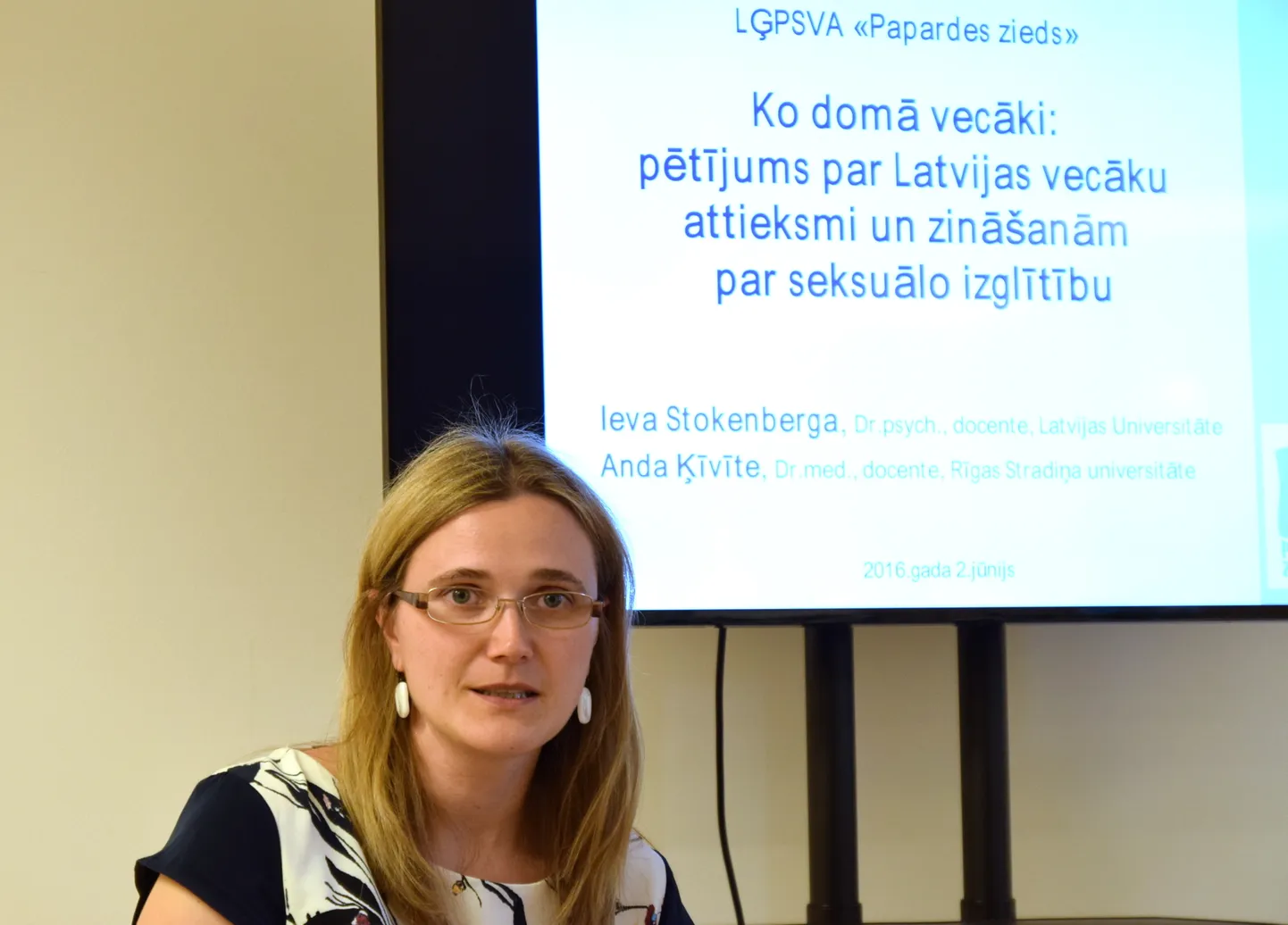 Latvijas Universitātes psiholoģijas nodaļas docente Ieva Stokenberga piedalās pētījuma par bērnu vecumam neatbilstošas seksuāla rakstura informācijas pieejamību prezentācijā.